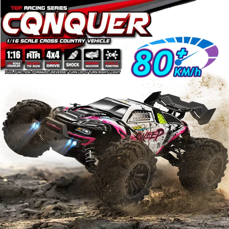 Zwart en roze RC monstertruck met grote, modderige banden en blauwe LED-verlichting, in actie op een stoffige terrein. Geschikt voor extreme off-road 