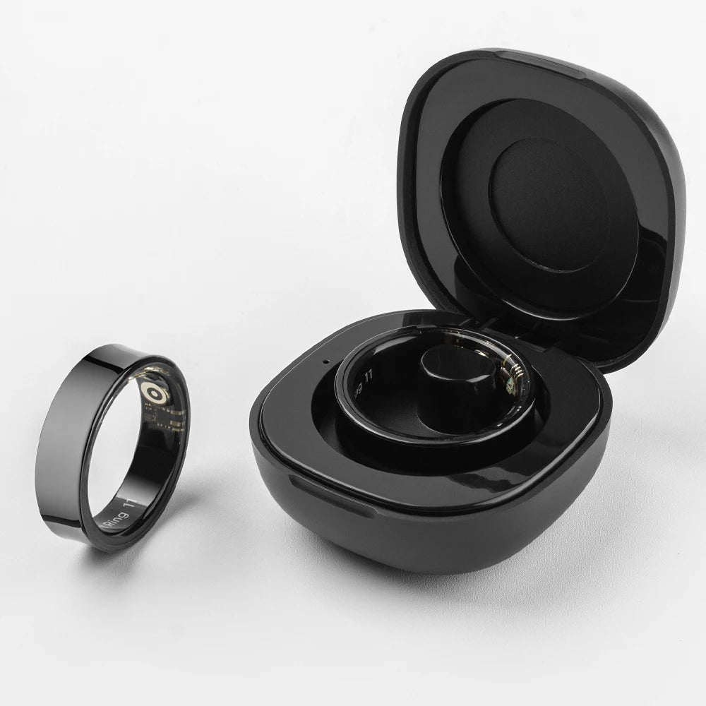 Zwart COLMi slimme ring met glanzend metaal en zichtbare LED’s, geleverd met een compacte oplader. Perfect voor technologie-geïnteresseerde gebruikers die een futuristisch accessoire zoeken. - Foto 24
