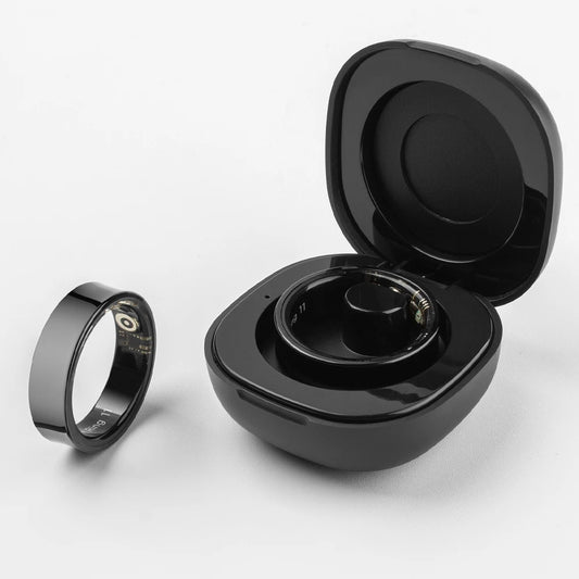 Zwart COLMi slimme ring met glanzend metaal en zichtbare LED’s, geleverd met een compacte oplader. Perfect voor technologie-geïnteresseerde gebruikers die een futuristisch accessoire zoeken. - Foto 24