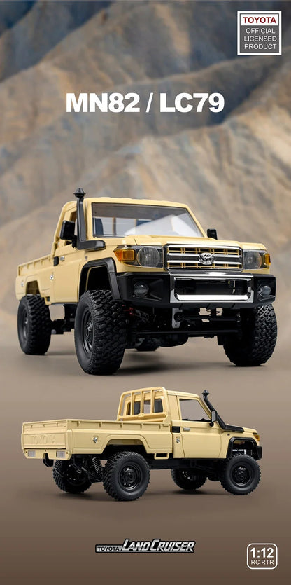 De ZWN MN82S 1:12 RC Toyota Land Cruiser, in donkergroene kleur, staat op rotsachtig terrein met zichtbare antenne en koplampen. Officieel licentiepro