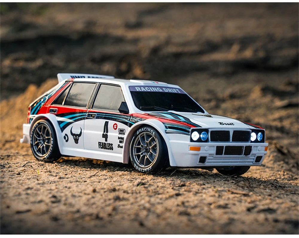 Een witte RC-rallyauto met rode en blauwe strepen, zwarte wielen en blauwe LED-verlichting, klaar voor drift- en race-avonturen. Inclusief stuur, band