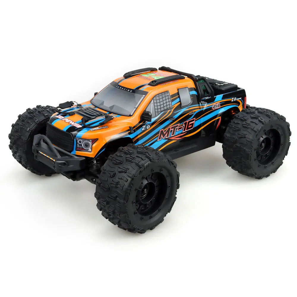 Oranje en blauwe RC monstertruck met grote zwarte banden en zichtbare "MT-16" sticker, geplaatst naast zijn zwarte stuurunit voor speelplezier op zach
