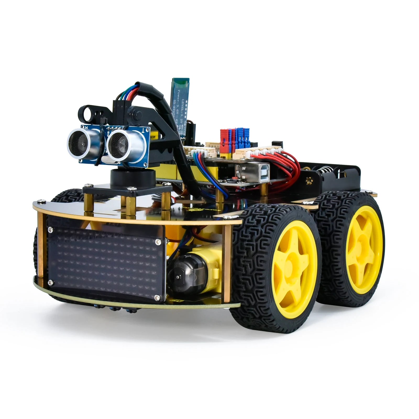 Een Keyestudio robotkit met zwarte chassis, gele wielen en diverse elektronische componenten, inclusief sensoren en een microcontroller, voor educatie
