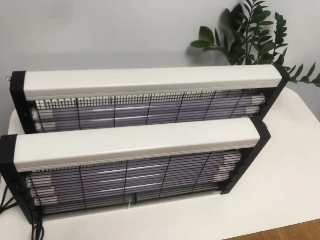60W insectenverwijderaar met blauwe UV-lampen, zwart metalen frame en witte randen, geschikt voor binnenruimtes en commerciële ruimtes. - Foto 5
