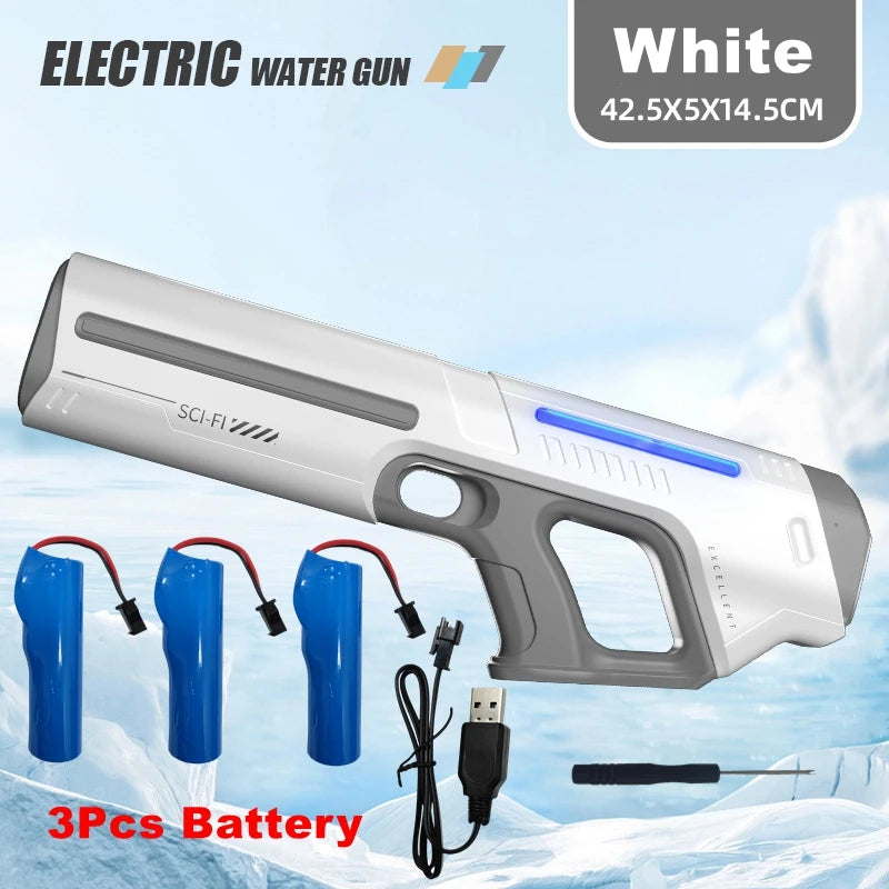 Een witte elektrische waterpistool met blauwe LED-verlichting, vastgehouden door een jonge vrouw in denim. Geschikt voor kinderen en volwassenen bij w