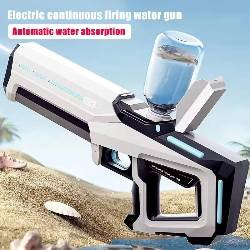 Een witte elektrische waterpistool met blauwe LED-verlichting, vastgehouden door een jonge vrouw in jeans. Geschikt voor speelplekken en zomerfeesten,