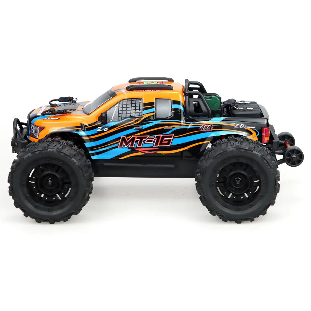 Oranje en blauwe RC monstertruck met grote zwarte banden en zichtbare "MT-16" sticker, geplaatst naast zijn zwarte stuurcontroller voor speelplezier o