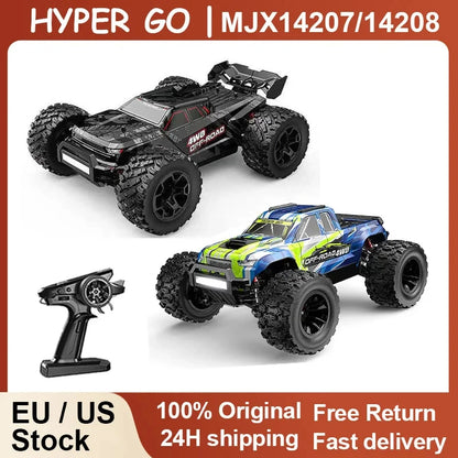 Grote, gele en blauwe off-road RC-buggy met zwarte banden en stuurwiel, inclusief zwarte stuurunit. Ideaal voor speelplein of tuin, geschikt voor kind