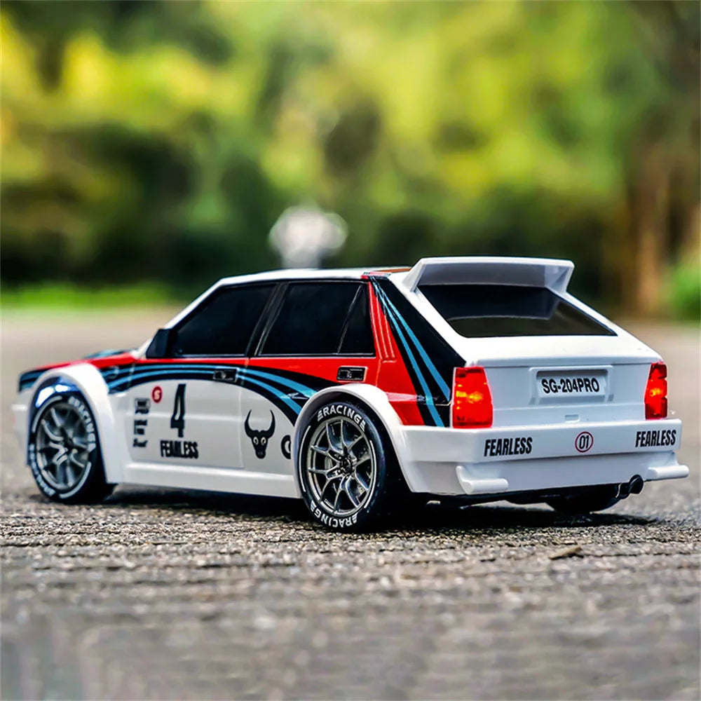 Een witte RC-rallyauto met rode en blauwe strepen, zwarte wielen en blauwe LED-verlichting, klaar voor drift- en race-avonturen. Inclusief stuur, extr