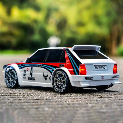 Een witte RC-rallyauto met rode en blauwe strepen, zwarte wielen en blauwe LED-verlichting, klaar voor drift- en race-avonturen. Inclusief stuur, extr