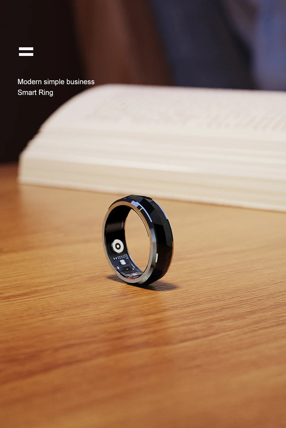 Een COLMi slimme ring met glanzend zilveren rand en facettenstructuur, voorzien van een actieve sensor en groene LED-indicator, geschikt voor dagelijks gebruik en technologische toepassingen. - Foto 23