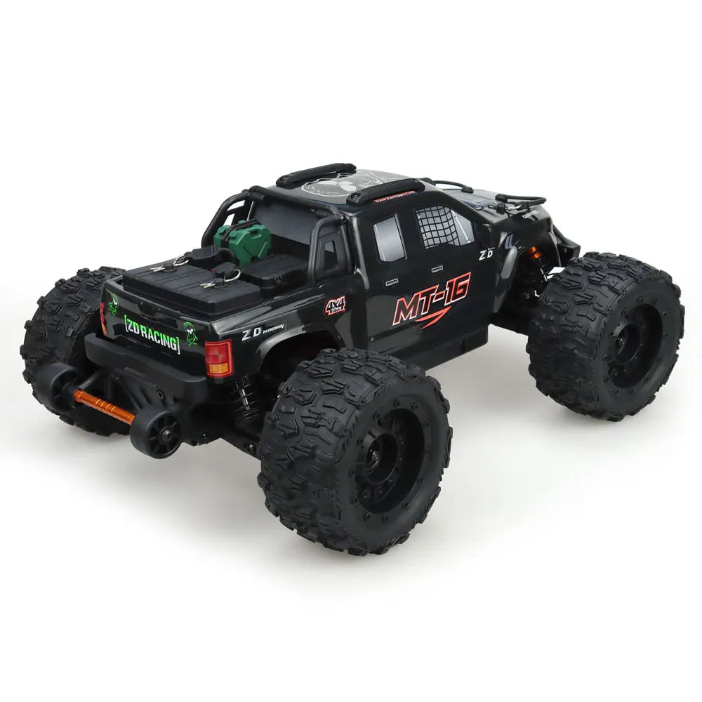Een oranje en blauwe RC monstertruck met grote zwarte banden en een zwarte stuurunit, speciaal ontworpen voor speelplein- en terreinraces. - Foto 31