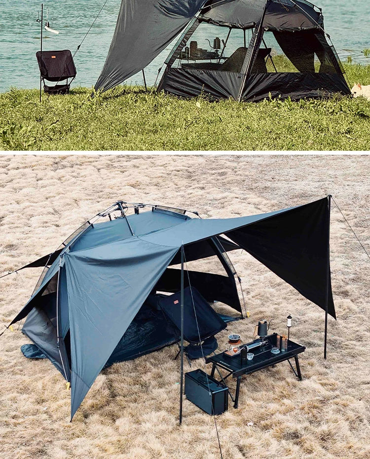Zilveren vinyl zonnescherm met UPF60+ bescherming, opgesteld op het strand met twee vouwstoelen en tafel. Ideaal voor zonbescherming tijdens kamperen 
