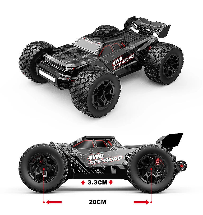 Grote, gele en blauwe off-road RC-buggy met zwarte banden en stuurwiel, uitgerust met een draadloze stuurunit voor speelplezier op zand of gras. Perfe