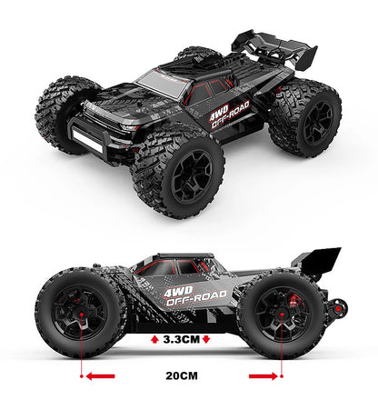 Grote, gele en blauwe off-road RC-buggy met zwarte banden en stuurwiel, uitgerust met een draadloze stuurunit voor speelplezier op zand of gras. Perfe