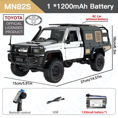 De ZWN MN82S 1:12 RC Toyota Land Cruiser in bruin, met grote off-road banden en een opvallende bumper, staat op rotsachtig terrein. Officieel licentie