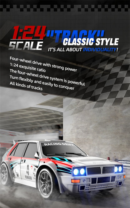 Een witte RC-rallyauto met rode en blauwe strepen, zwarte wielen en blauwe LED-verlichting, klaar voor drift- en race-activiteiten. Inclusief stuur, e