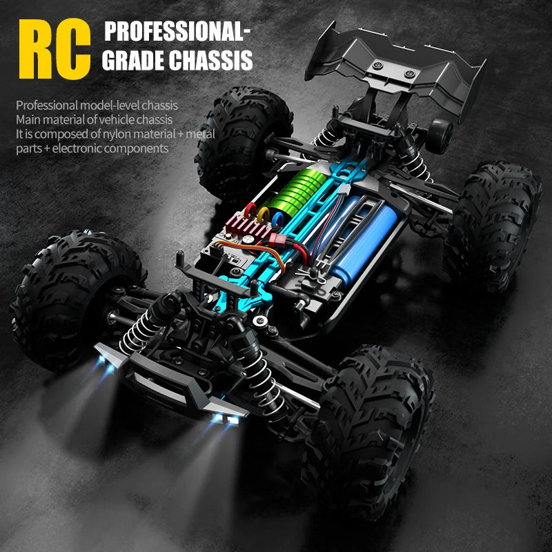 Een 1:16 schaal RC monstertruck in zwart, roze en wit, met grote terreinbanden en blauwe LED-verlichting, rijdt krachtig over modderig terrein. Geschi