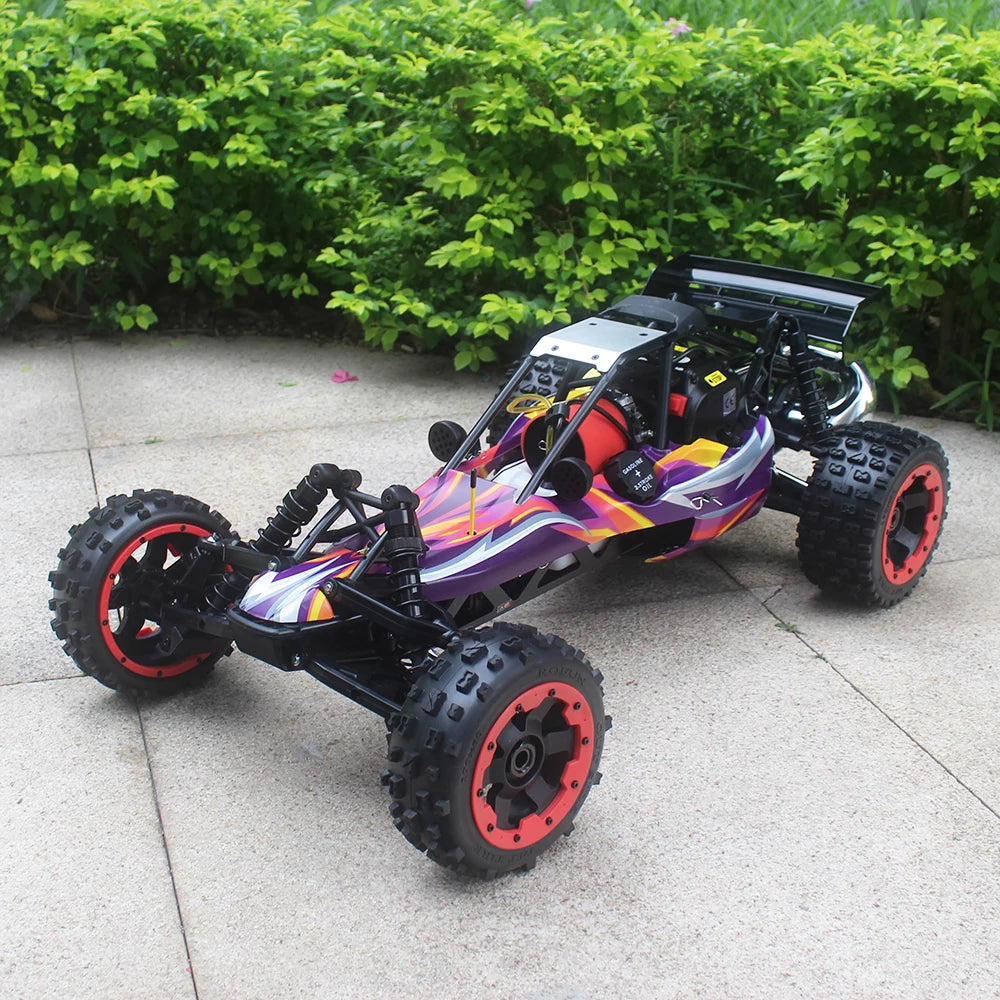 Groene camouflage RC buggy met zwarte banden en metalen frame, klaar voor terreinrijden. Zichtbare motor en stuurwiel, geschikt voor outdoor speelplek