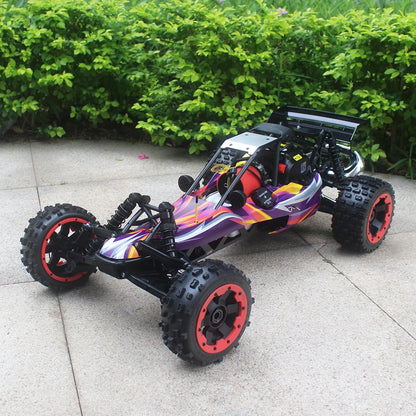 Groene camouflage RC buggy met zwarte banden en metalen frame, klaar voor terreinrijden. Zichtbare motor en stuurwiel, geschikt voor outdoor speelplek
