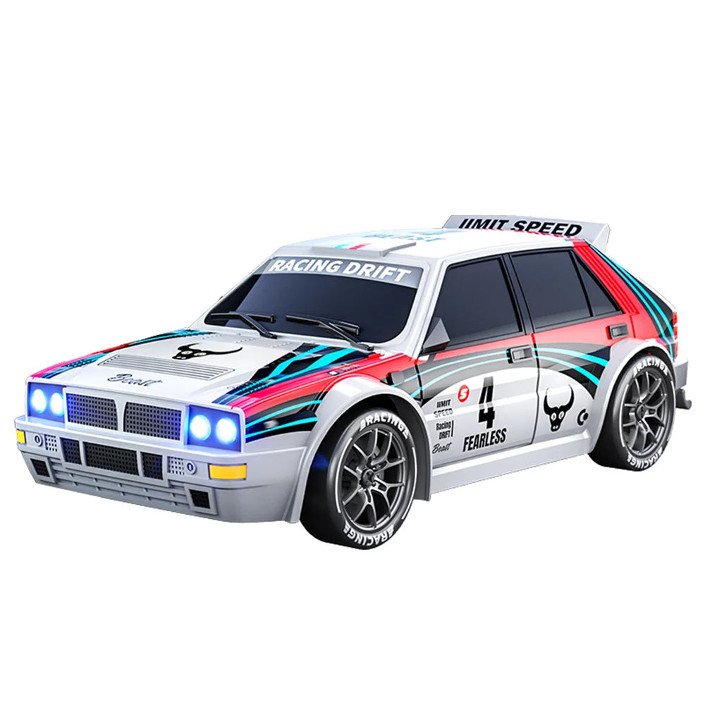 Een witte RC-rallyauto met rode en blauwe strepen, zwarte wielen en blauwe LED-verlichting, klaar voor drift- en race-avonturen. Inclusief stuur, extr
