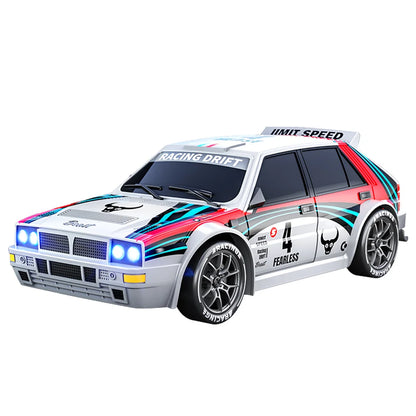 Een witte RC-rallyauto met rode en blauwe strepen, zwarte wielen en blauwe LED-verlichting, klaar voor drift- en race-avonturen. Inclusief stuur, extr