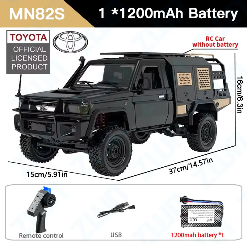 De ZWN MN82S 1:12 RC Toyota Land Cruiser in bruin, met grote off-road banden en een zichtbare antenne, staat op rotsachtig terrein. Officieel licentie