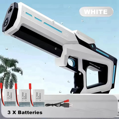 Een witte elektrische waterpistool met blauwe LED-verlichting, vastgehouden door een jonge vrouw in jeans. Geschikt voor speelplekken en zomerfeesten,