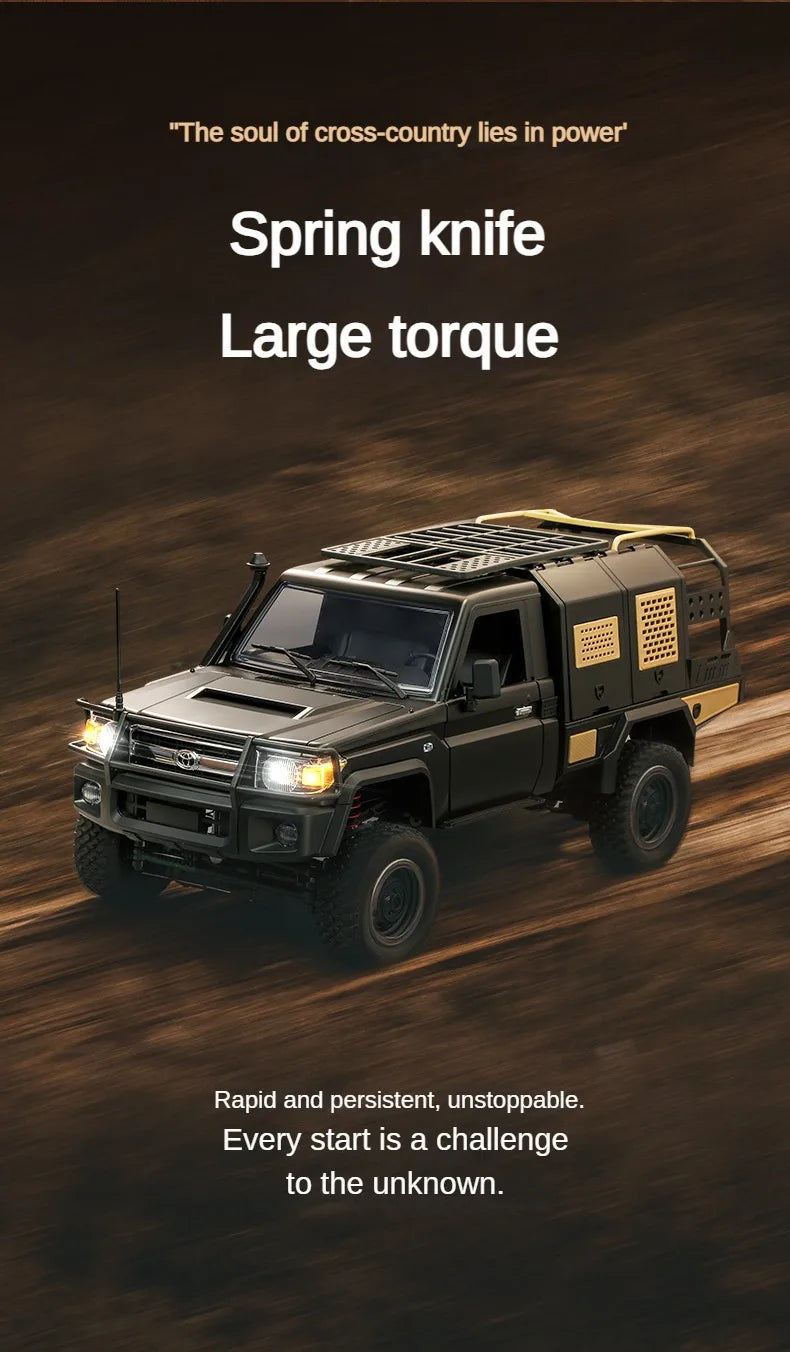 De ZWN MN82S 1:12 RC Toyota Land Cruiser in bruin, met zichtbare antenne, koplampen en terreinbanden, staat op rotsen. Officieel licentieproduct voor 