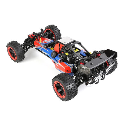 Groene camouflage RC buggy met zwarte banden en zichtbare schokdempers, klaar voor terreinrijden. Perfect voor outdoor speelplekken en avontuurlijke k