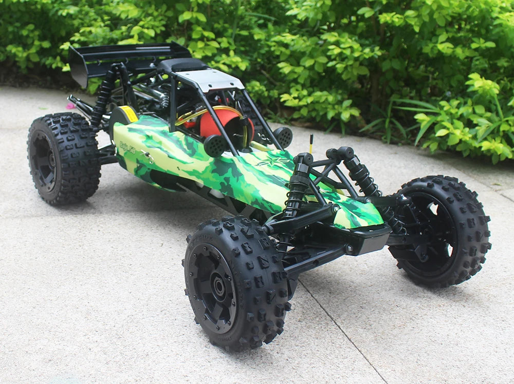 Groene camouflage RC buggy met zwarte banden en zichtbare schokdempers, klaar voor terreinrijden. Perfect voor outdoor speelplein of tuin, met realist