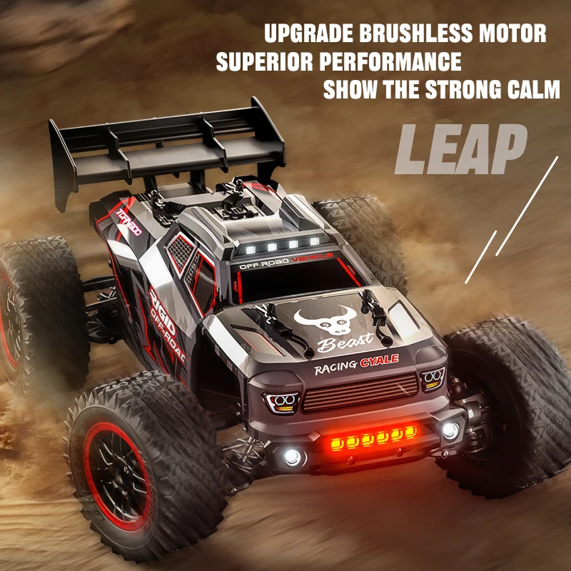 Zwart Rigid off-road RC-raceauto met rode velgen en LED-verlichting, uitgerust met stuur, batterijen en opbergzak voor terreinrijden en speelplezier. 