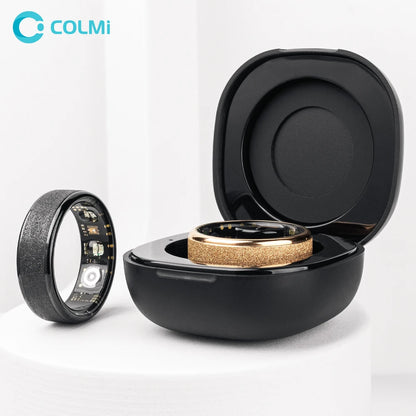 Een COLMi slimme ring in goudkleur met glinsterende textuur, naast een zwarte variant met zichtbare technische componenten, beide in een zwarte opbergdoos voor dagelijks gebruik en sportactiviteiten. - Foto 1