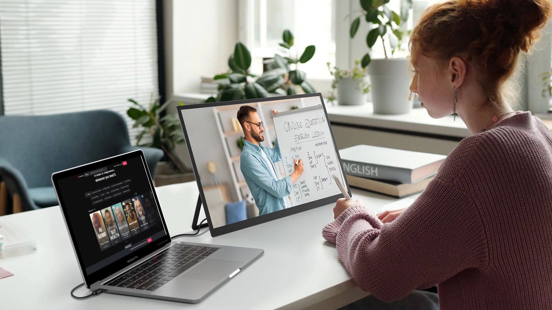 Een 22-inch 2K-monitor met 2560x1440 resolutie, 100% sRGB kleuraccuraatheid en 300Nit helderheid, uitgerust met HDR en een zwart frame, ideaal voor ga