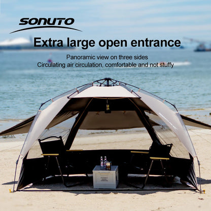 Zilveren vinyl zonnescherm met UPF60+ bescherming, klaar op het strand met tafel en stoelen. Ideaal voor zonbescherming tijdens kamperen of stranddage