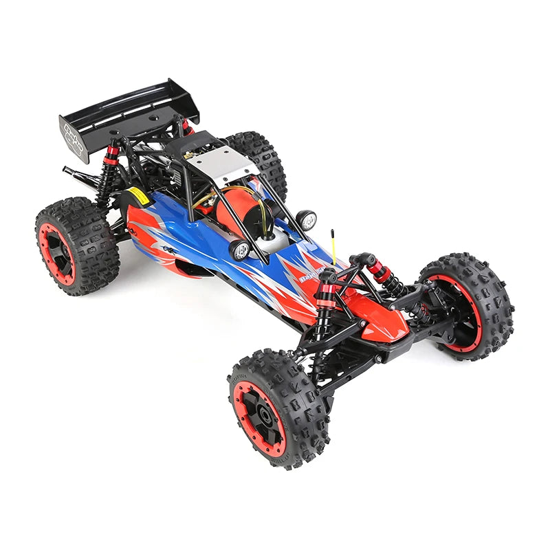 Groene camouflage RC buggy met zwarte banden en zichtbare schokdempers, klaar voor terreinrijden. Perfect voor outdoor speelplekken en avontuurlijke k
