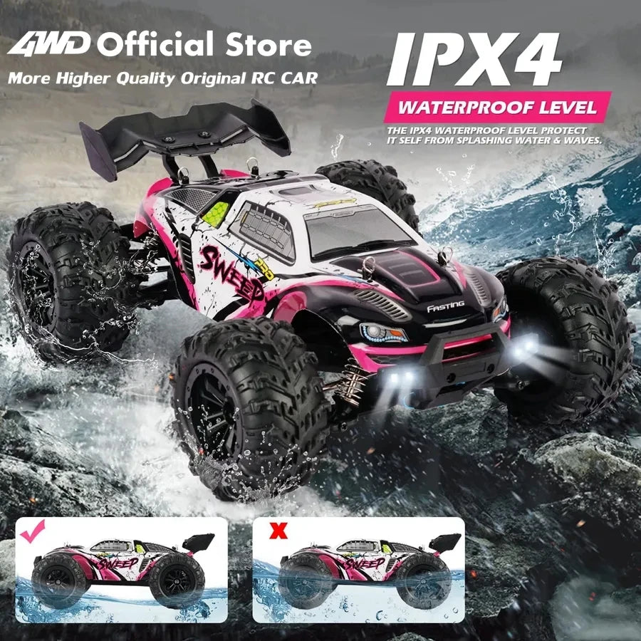 Een 1:16 schaal RC monstertruck met zwarte en roze verf, grote terreinbanden en blauwe LED-verlichting, ontworpen voor speelgoedraces op zware terrein