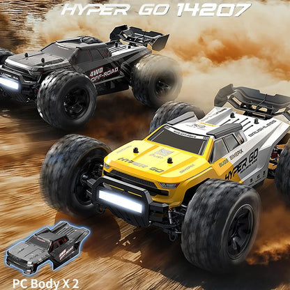 Grote, gele en blauwe off-road RC-buggy met zwarte banden en stuurwiel, inclusief zwarte stuurunit. Ideaal voor speelplein of tuin, geschikt voor kind