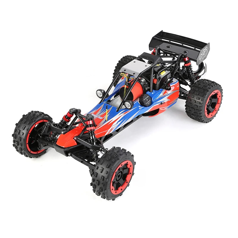 Groene camouflage RC buggy met zwarte banden en metalen frame, geschikt voor terreinrijden en speelplein-avonturen. Zichtbaar motorblok en stuurwiel v