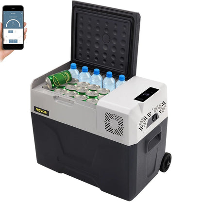 De VEVOR elektrische koelbox in zwart en wit, gevuld met dranken en voorzien van een smartphone-app voor temperatuurcontrole, geschikt voor kamperen e
