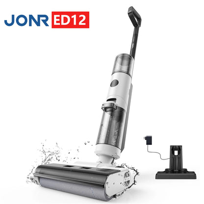 Een witte, draadloze stofzuiger met waterdichte borstel, geschikt voor huishoudelijke reiniging. Zichtbaar met oplader en waterdichte borstel voor eff