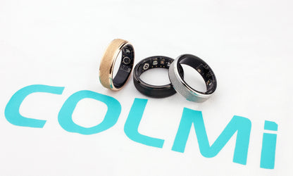 Een COLMi slimme ring in goudkleur met glinsterende textuur, naast een zwarte variant met zichtbare technische componenten, beide in een zwarte opbergdoos voor dagelijks gebruik en sportactiviteiten. - Foto 31