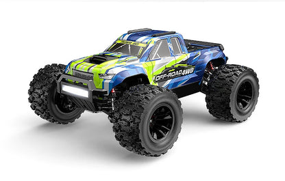 Grote, gele en blauwe off-road RC-buggy met zwarte banden en stuurwiel, inclusief zwarte stuurunit. Ideaal voor speelplein of tuin, geschikt voor kind