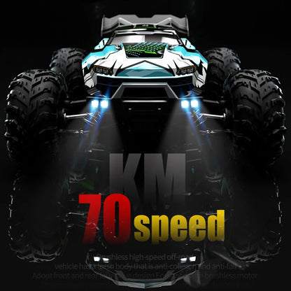 Een 1:16 schaal RC monstertruck in zwart, roze en wit, met grote terreinbanden en blauwe LED-verlichting, rijdt krachtig over modderig terrein. Geschi