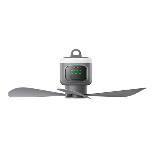 Grijze draadloze wandelventilator met LED-lamp en 12000mAh batterij, hangend onder een tent. Geschikt voor kamperen en buitenactiviteiten, bedienbaar 