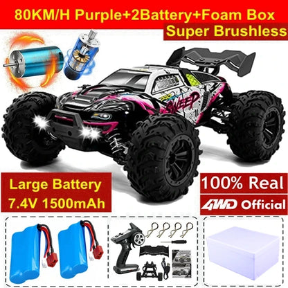 Een 1:16 schaal RC monstertruck in zwart, roze en wit, met grote terreinbanden en blauwe LED-verlichting, rijdt krachtig over modderig terrein. Geschi