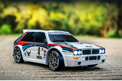 Een witte RC-rallyauto met rode en blauwe strepen, zwarte wielen en blauwe LED-verlichting, klaar voor drift- en race-avonturen. Inclusief stuur, extr
