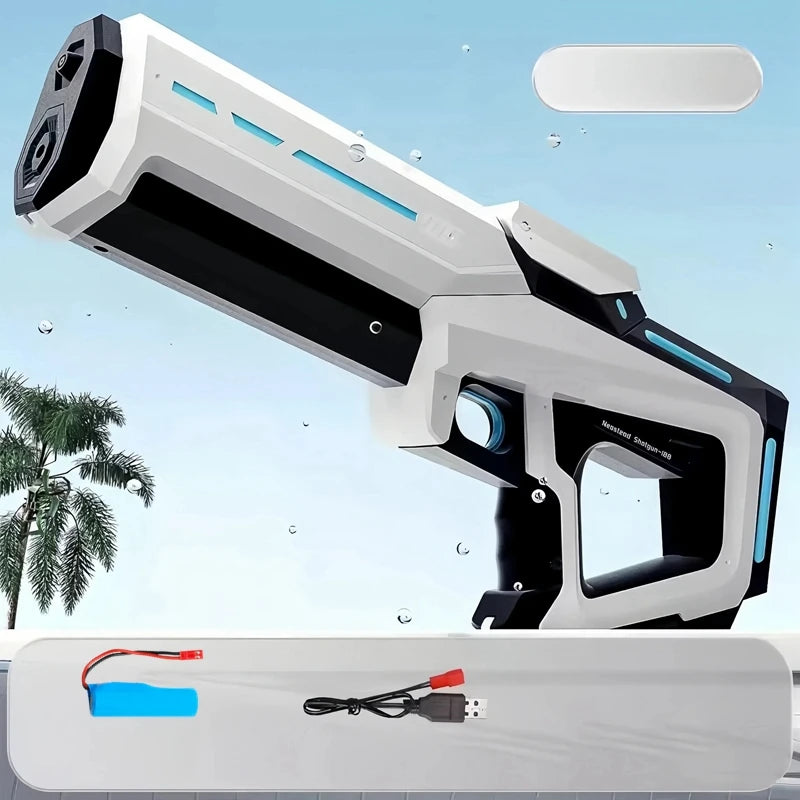 Een witte elektrische waterpistool met blauwe LED-verlichting, vastgehouden door een vrouw in jeans. Geschikt voor speelplezier en watergevechten op z