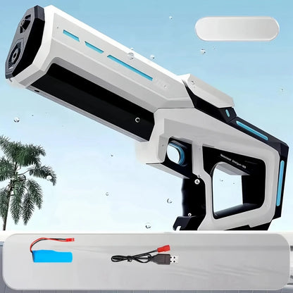 Een witte elektrische waterpistool met blauwe LED-verlichting, vastgehouden door een vrouw in jeans. Geschikt voor speelplezier en watergevechten op z