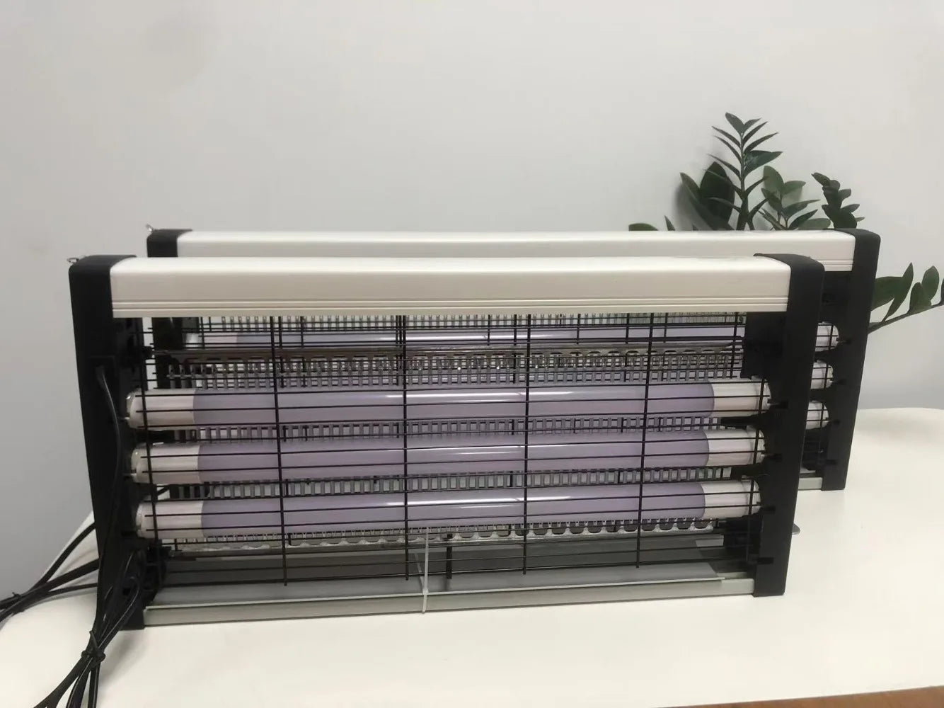 60W insectenverdeling met blauwe UV-lampen, witte en zwarte frame, 65cm breed en 25,5cm hoog, geschikt voor binnenruimtes en commerciële ruimtes. - Fo